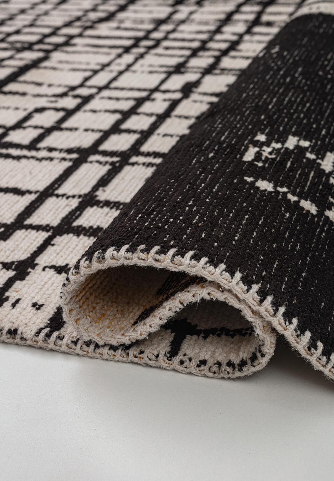 Edinburgh Black - Ecru Rug Rugs - Venetto Design Venettodesign.com