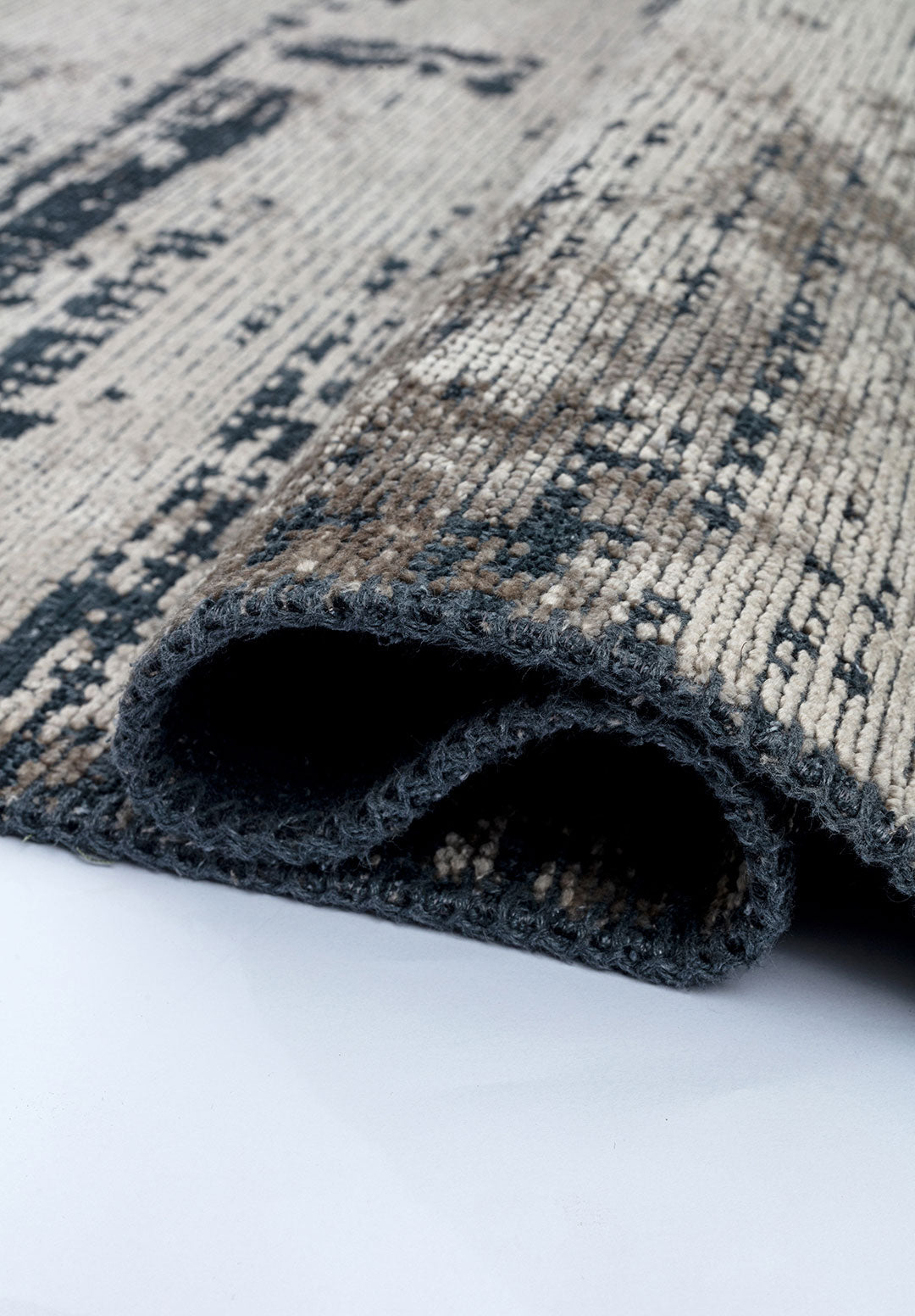 Space Beige - Matte Black Rug Rugs - Venetto Design Venettodesign.com