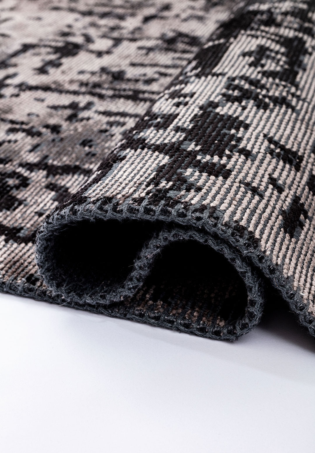 Spark Dark Grey - Black Rug Rugs - Venetto Design Venettodesign.com