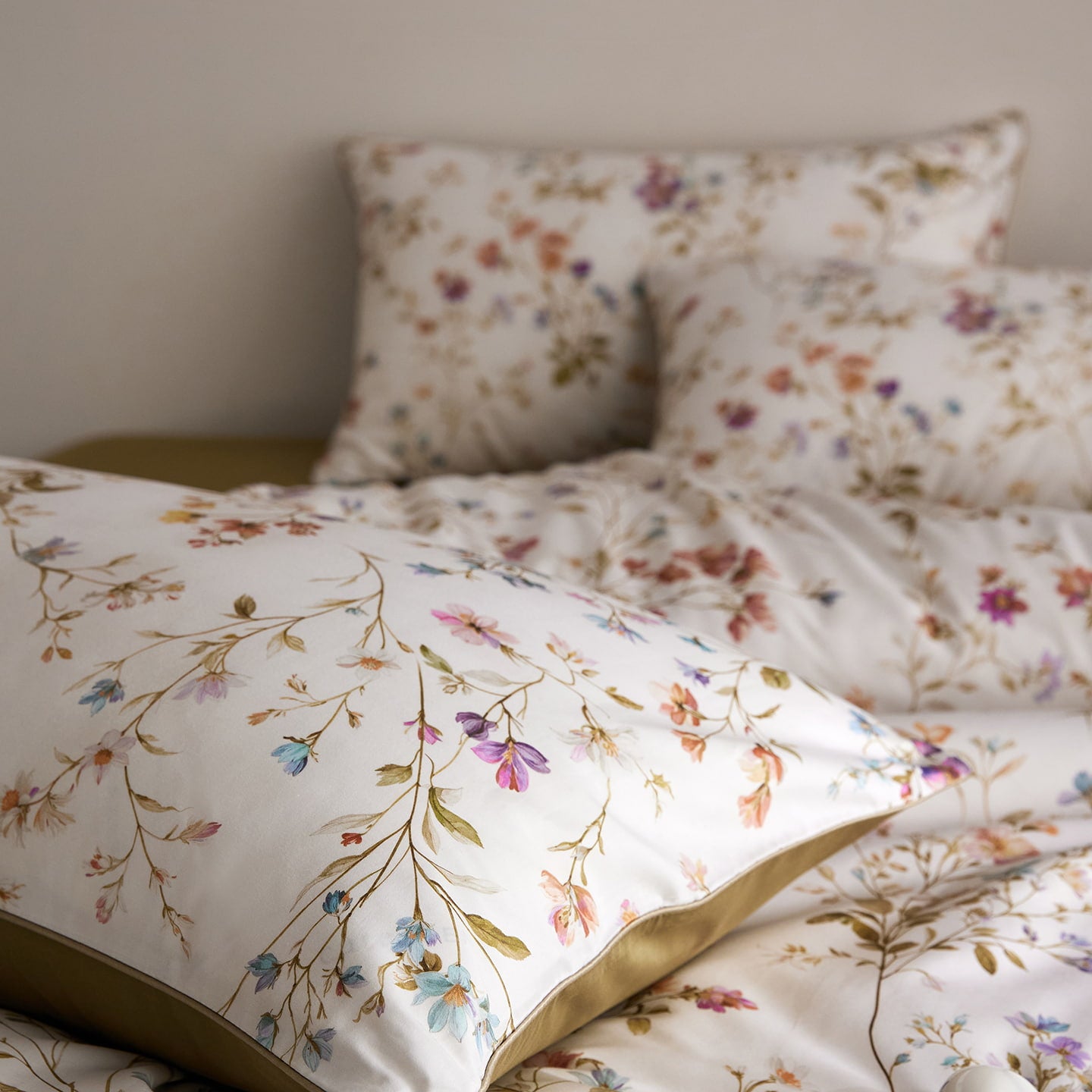 Evren Botanical Luxury Egyptian Cotton Duvet Cover Set with Floral Print - Venetto Design Venettodesign.com