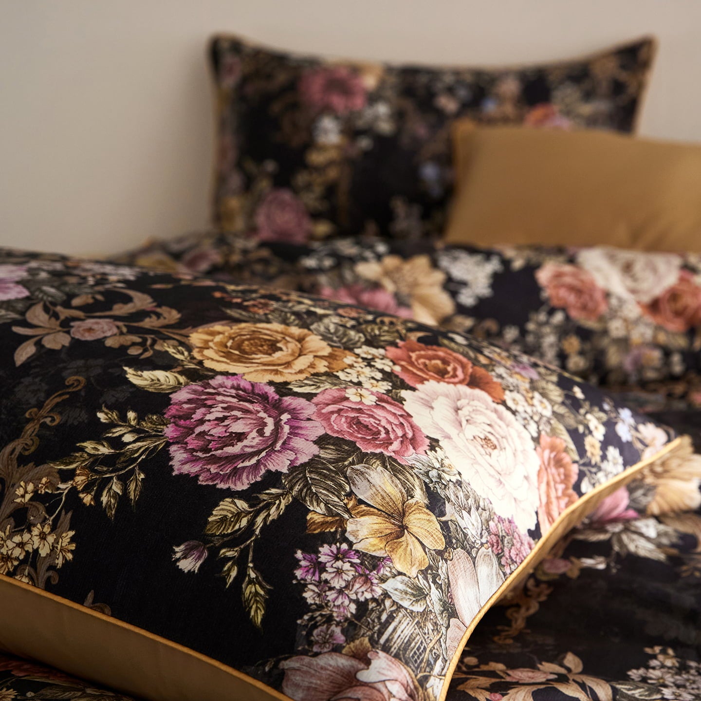 Cryria Midnight Garden Botanical Luxury Egyptian Cotton Duvet Cover Set with Floral, Baroque and European Architectural Print - Venetto Design Venettodesign.com