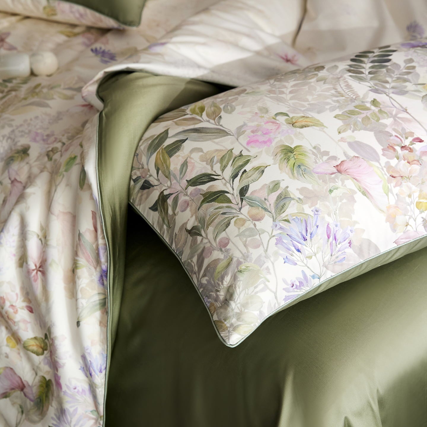 Sylvara Botanical Luxury Egyptian Cotton Duvet Cover Set with Floral Print - Venetto Design Venettodesign.com