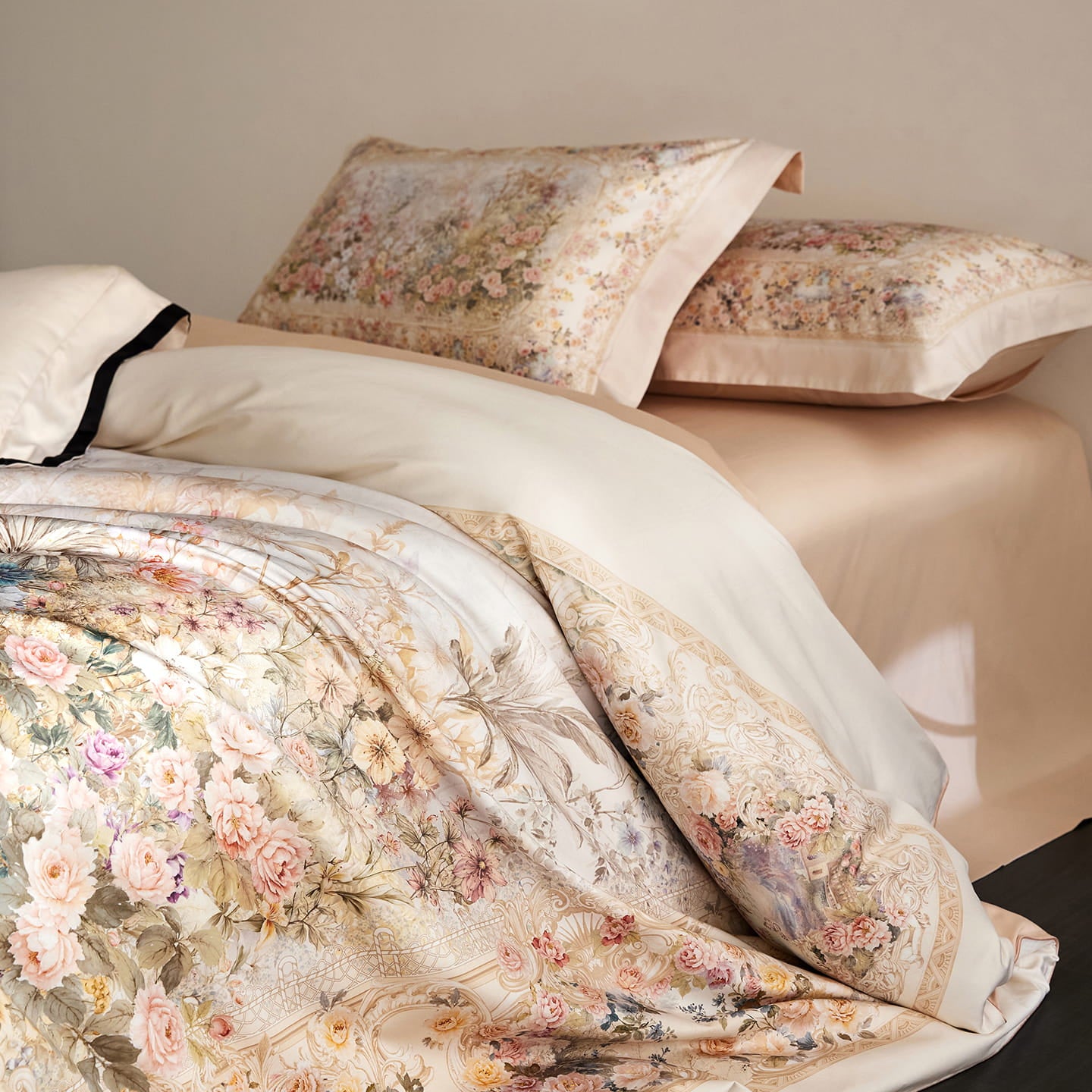 Mireya Botanical Luxury Egyptian Cotton Duvet Cover Set with Vintage Floral Print - Venetto Design Venettodesign.com