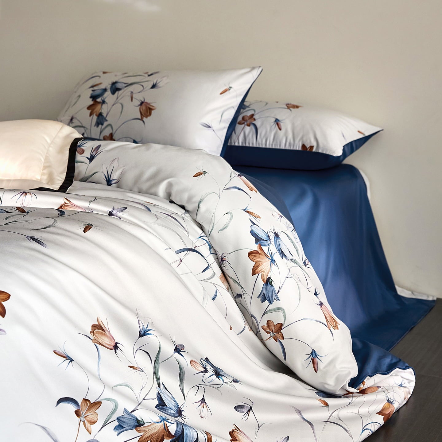 Rosamund Botanical Luxury Egyptian Cotton Duvet Cover Set with Floral Print - Venetto Design Venettodesign.com